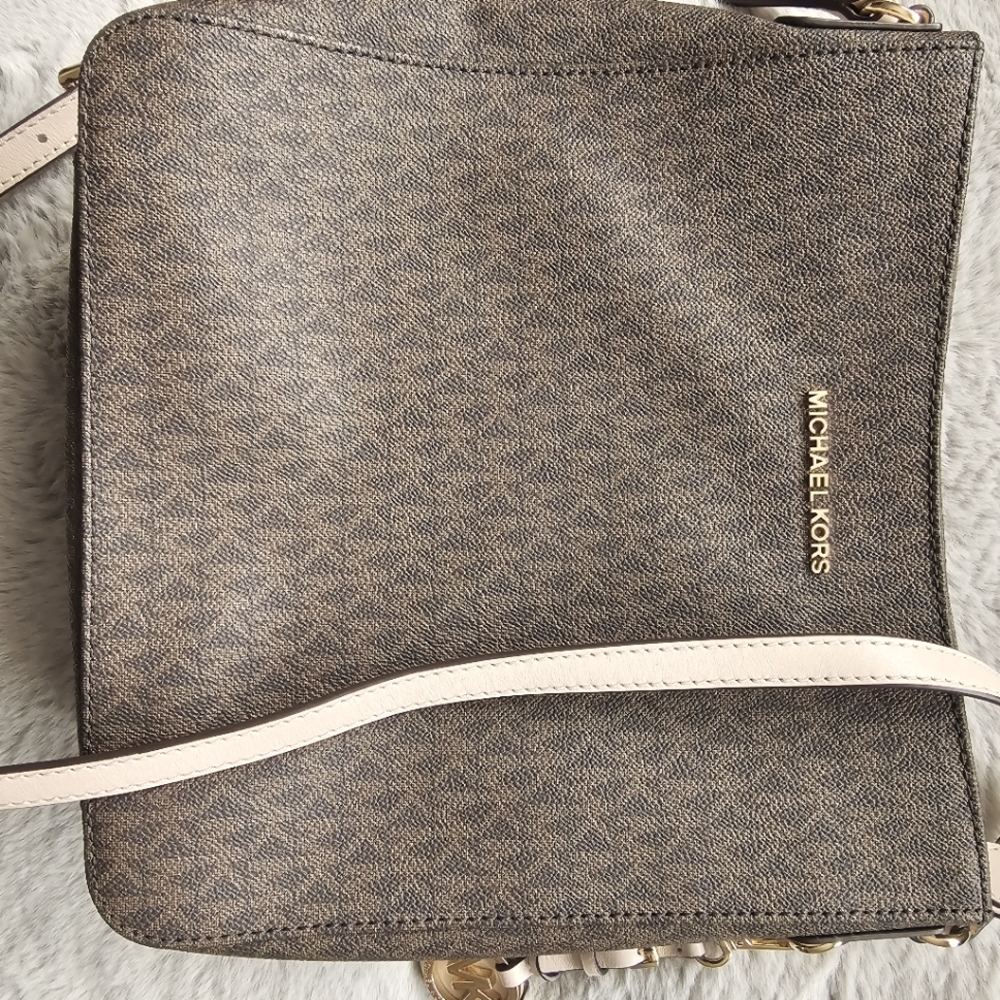 Michael Kors Jet Set messenger bag